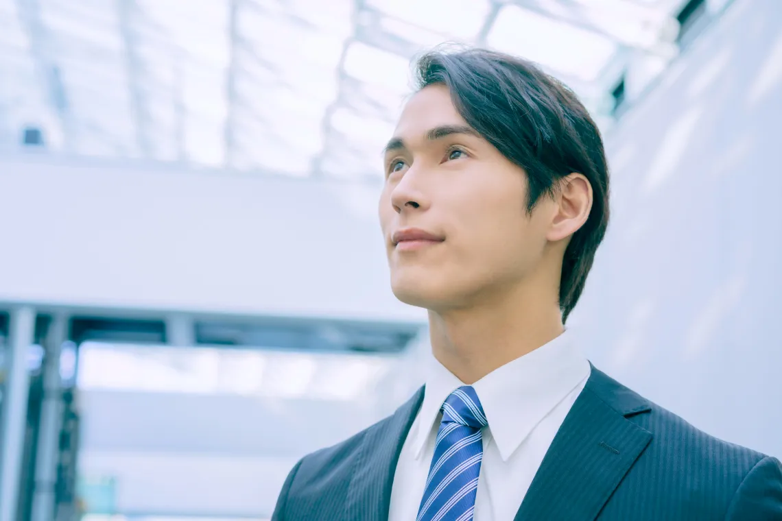 スーツ姿で前を見据えるビジネスマンのポートレート