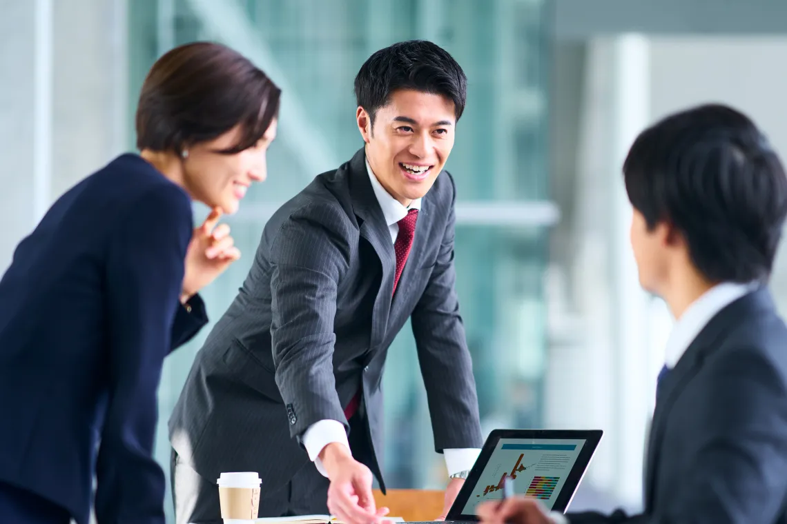 会議テーブルで話し合うビジネスチームの様子