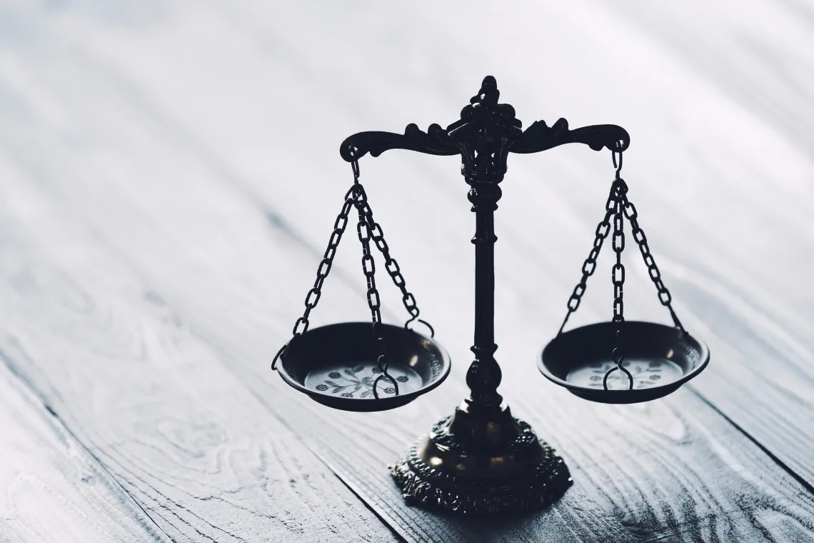 バランスを象徴する天秤のオブジェ